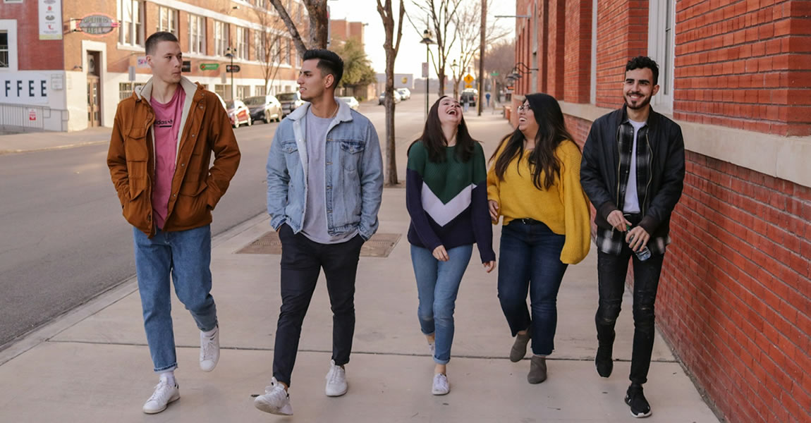 Grupo de estudiantes caminando