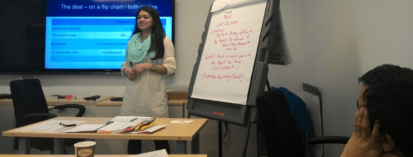 Maestra presentando una clase