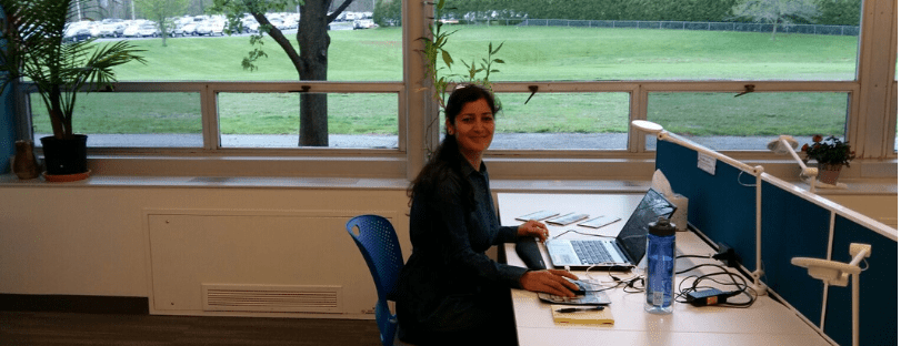 Mujer usando una computadora