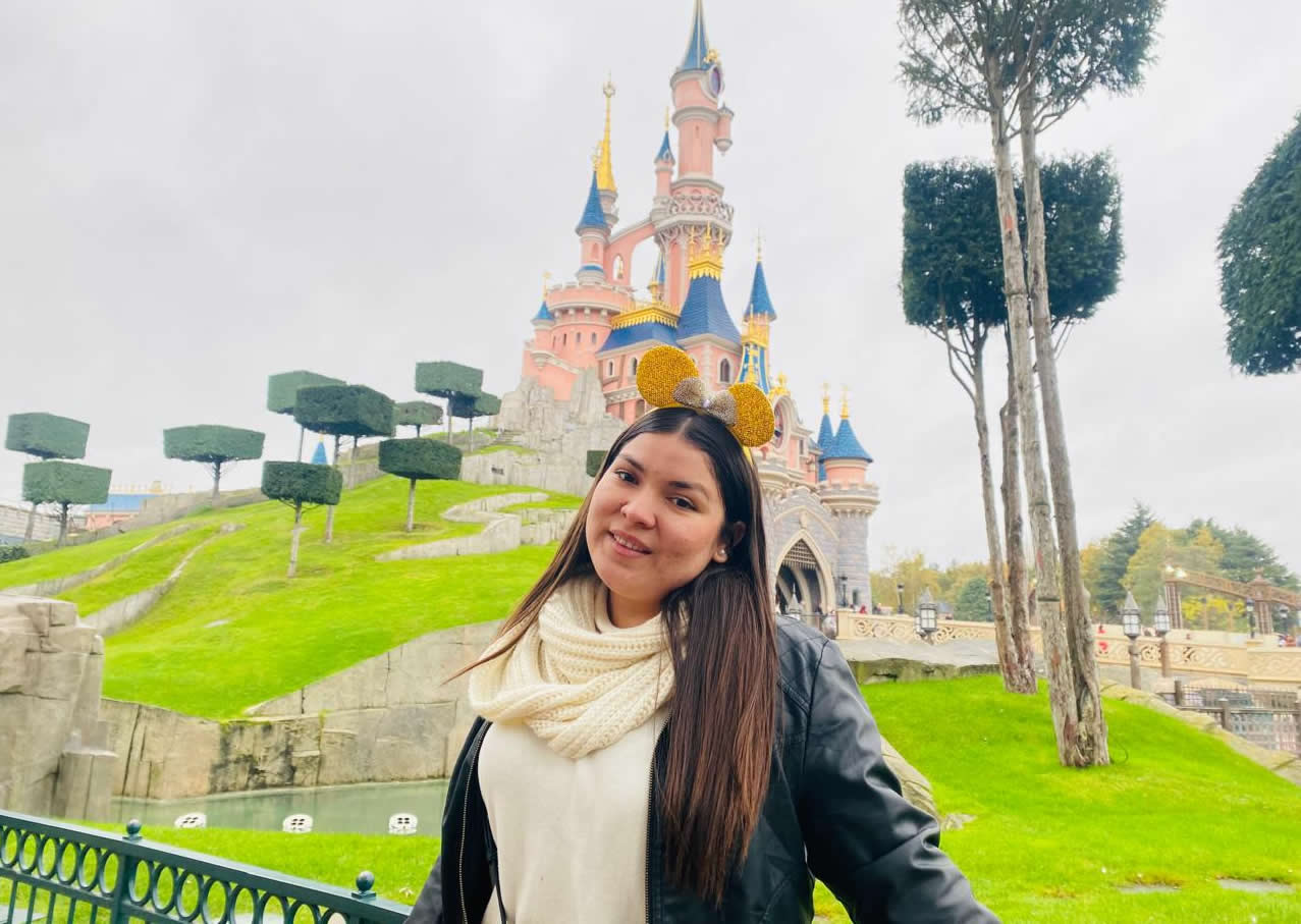 persona frente a castillo DIsney Paris